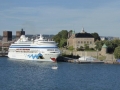 Kreuzfahrtschiff vor dem Rathaus Oslo