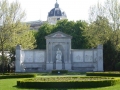 Grillparzer-Denkmal im Volksgarten. Im Hintergrund das Naturhistorische Museum