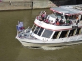 ein Schiff legt an