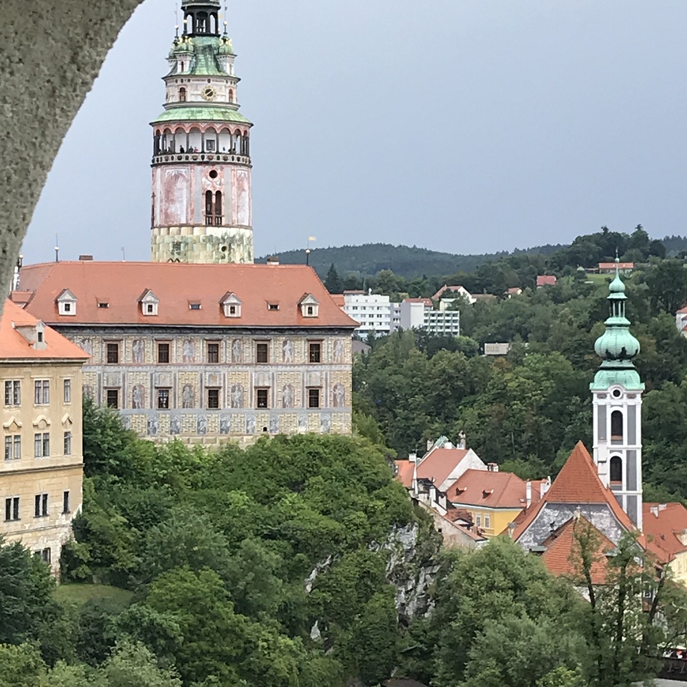 Abstieg in die Stadt mit schönen Ausblicken in die Stadt und zur Burg Abstieg in die Stadt mit schönen Ausblicken in die Stadt und zur Burg