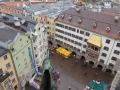 Blick vom Stadtturm zum  Platz vor dem Goldenen Dachl Dom und Nordkette