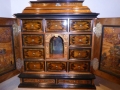 Intarsienschrank
