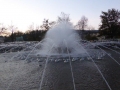 der Singende Brunnen in der Dämmerung