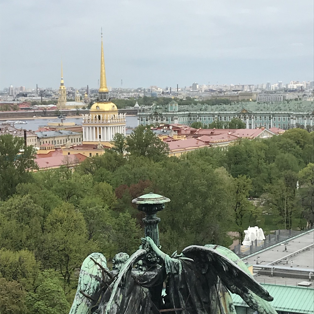 Blick von der Isaakskathedrale auf Admiralität und Eremitage